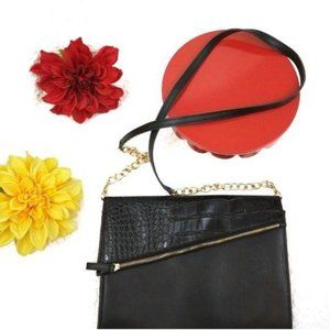 Beautiful vintage Black shoulder purseGold chain